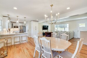 Dining Area | Free WiFi