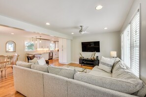 Living Room | Central A/C | Smart TV
