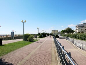 Wasser, Wolke, Himmel, Eigentum, Gebäude, Schwimmbad, Strandresort, Blau, Baum, Azurblau