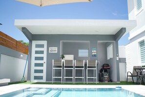 Pool bar and BBQ area for your day in hangouts! 