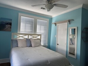Queen bedroom. New Mattress.
