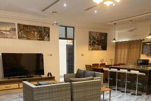 Open plan with kitchen island , granite finish. Great to entertain guests. 
