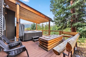Exterior: 8-person hot tub, outdoor seating, lower deck
