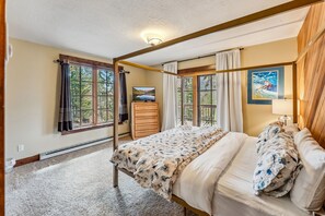 Bedroom 1: Master bedroom, king bed, dresser, 32” Roku TV, private balcony, mountain views, middle floor

