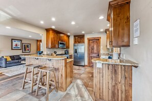 Kitchen: Well-equipped kitchen, drip coffee maker, Keurig, Crockpot, kitchen island w/2 bar stools
