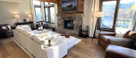 Vaulted living rm with Fireplace and 55' Smart TV