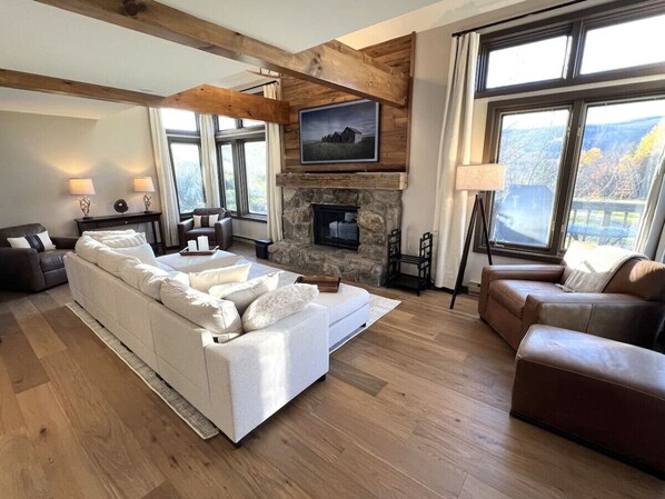 Vaulted living rm with Fireplace and 55' Smart TV
