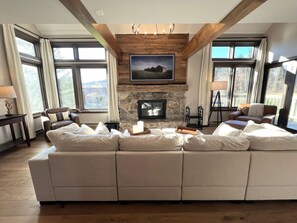 Vaulted living rm with Fireplace and 55' Smart TV