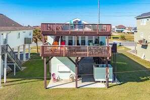HUGE upper and lower deck for Sun Lounging