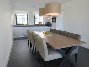Table, Meubles, Fenêtre, Design Intérieur, Cabinetry, Bois, Bâtiment, Sol, Sol