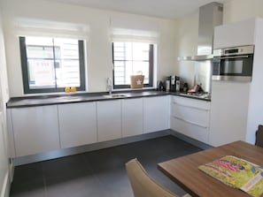 Cabinetry, Meubles, Fenêtre, Comptoir, Bâtiment, Bois, Design Intérieur, Cuisine, Sol