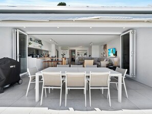 Open plan indoor/outdoor feeling