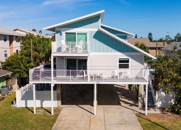 Front of duplex (no shared walls). Unit A: front right, Unit B: back left.