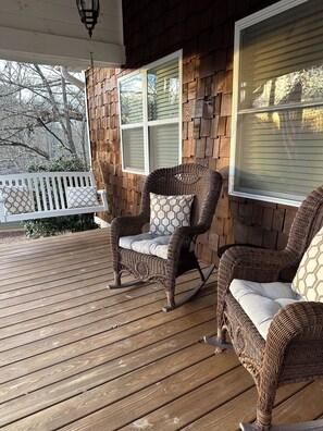 Relaxing front porch 