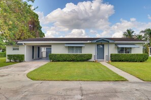 Parking | Driveway (4 Vehicles) | No Garage Access