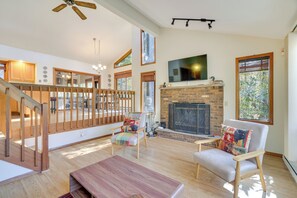 Living Room | Central Heating | Free WiFi (500 Mbps) | Single-Story Home