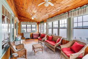 Furnished Sunroom | 2-Story Cottage