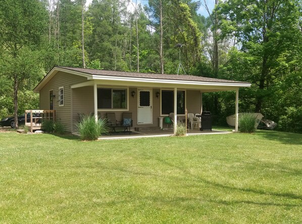 Front of Cottage facing the Lake 