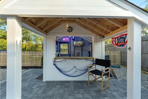 Your own private tiki bar 🍹