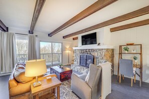 Living Room | Free WiFi | Smart TV | Fireplace | 2nd Floor