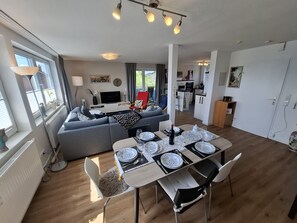 Essbereich mit Blick auf Wohnbereich und Küche