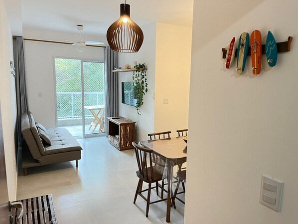 Sala de estar com Smart TV 43" , WiFi 600 Mega, sofá cama e ventilador de teto
