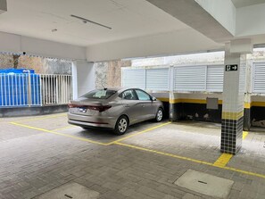 1 vaga de garagem coberta para veículos até 4 mt.