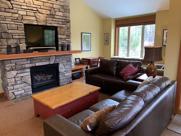 Spacious Living Room 