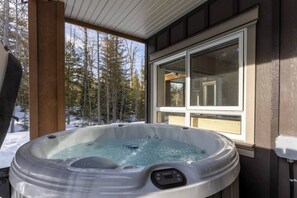 Private Hot Tub l Watch The Skiers Go By