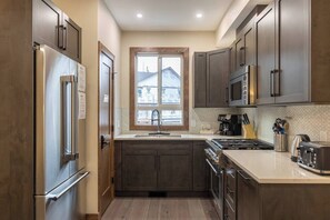 Modern Kitchen l Well Stocked for Any Occasion