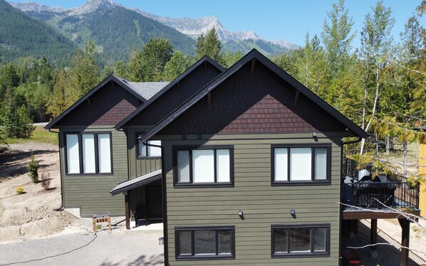 Powder House l 2 Bedroom Side l Sleeps 4 Adults l Private Hot Tub