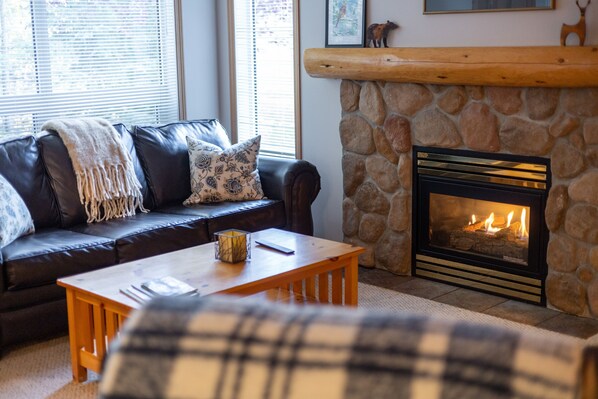 Living Room l Gas Fireplace
