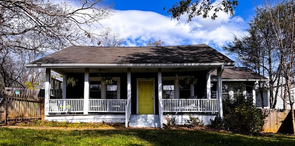 Adorable Cottage minutes from downtown Asheville