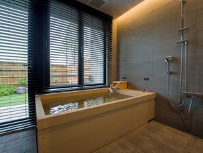 [Bathroom] Enjoy the natural hot spring water whenever you like and as much as you like.