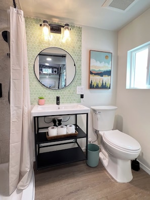 Spacious bathroom 