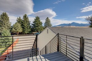 Mountain Views | 2-Story Apartment