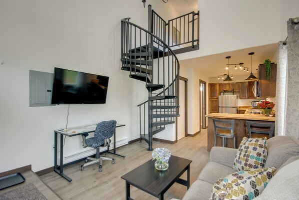 Livingston Vacation Rental | 1BR | 1BA | 504 Sq Ft | Stairs Required