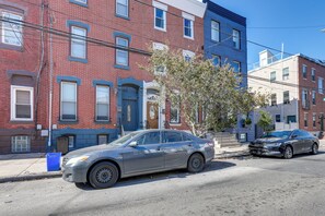 Building Exterior | Street Parking | Walkable Neighborhood