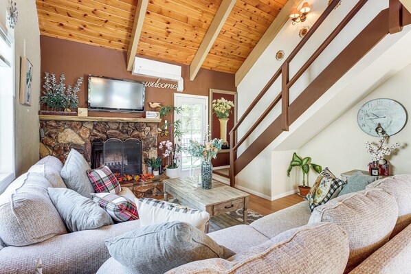 Crestline Vacation Rental | 3BR | 2BA | 1,296 Sq Ft | Steps Required to Enter