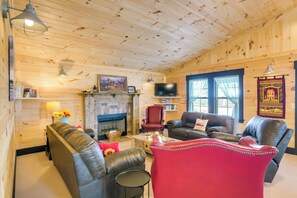 Living Room | Smart TV | Books/Board Games