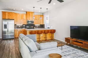 Living Area/Kitchen | 1st Floor | Stainless Steel Appliances