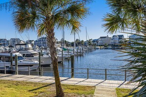 Relaxing Waterfront Retreat with Stunning Marina Views.