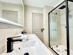 A full equipped bathroom with shower