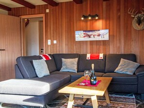 Tabelle, Couch, Möbel, Eigentum, Holz, Komfort, Interior Design, Studio Couch, Beleuchtung, Wohnzimmer