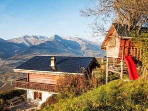 Himmel, Pflanze, Wolke, Gebäude, Berg, Natürliche Landschaft, Holz, Fenster, Grundstueck, Hochland