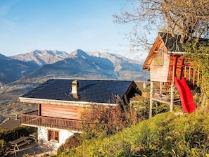Himmel, Pflanze, Wolke, Gebäude, Berg, Natürliche Landschaft, Holz, Fenster, Grundstueck, Hochland