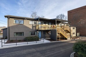 This building has been recently updated and has a very central location for your convenience & comfort.