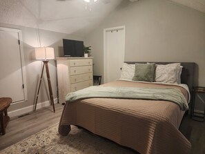Loft bedroom-Queen Bed