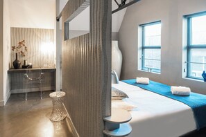At Bed en Koffie, enjoy a comfortable and well-lit room with everything you need for a pleasant stay, ideal for solo adventurers or couples.