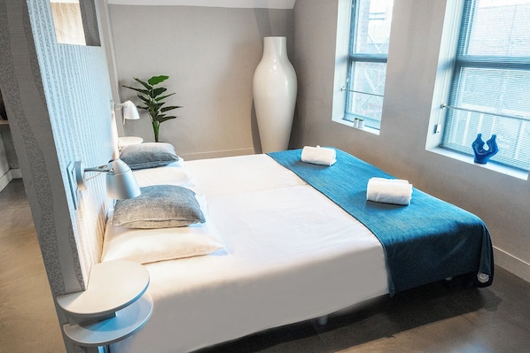 Bed en Koffie provides a cozy, well-lit room equipped with all the essentials, perfect for solo travelers or couples seeking a relaxed and tailored experience.